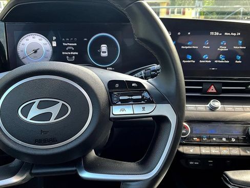 Used 2025 Hyundai Elantra SEL FWD image 11