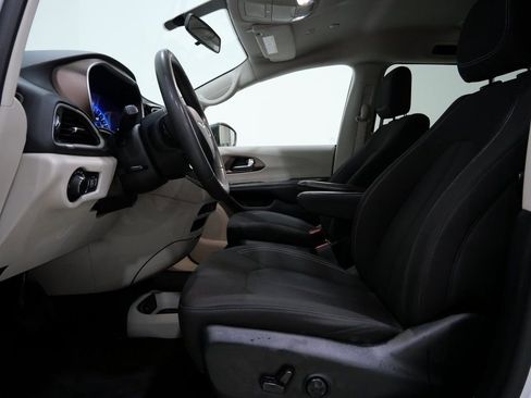 Used 2022 Chrysler Voyager LX image 11