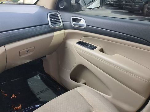 Used 2022 Jeep Grand Cherokee Laredo E RWD image 18