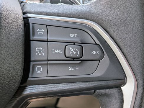 New 2025 Jeep Grand Cherokee Altitude image 14