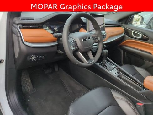 Used 2024 Jeep Compass Limited w/ Mopar Graphics Package image 7