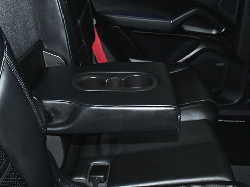 Used 2022 Porsche Cayenne Platinum Edition image 58