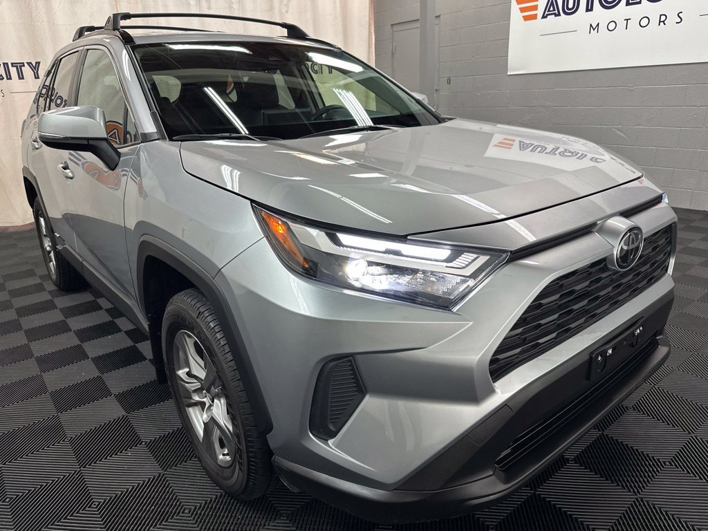 Used 2025 Toyota RAV4 XLE AWD/4WD image 2