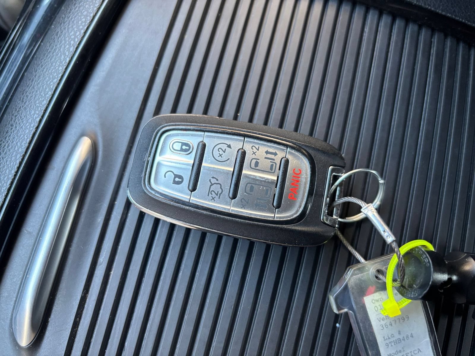Used 2025 Chrysler Pacifica Limited FWD image 21