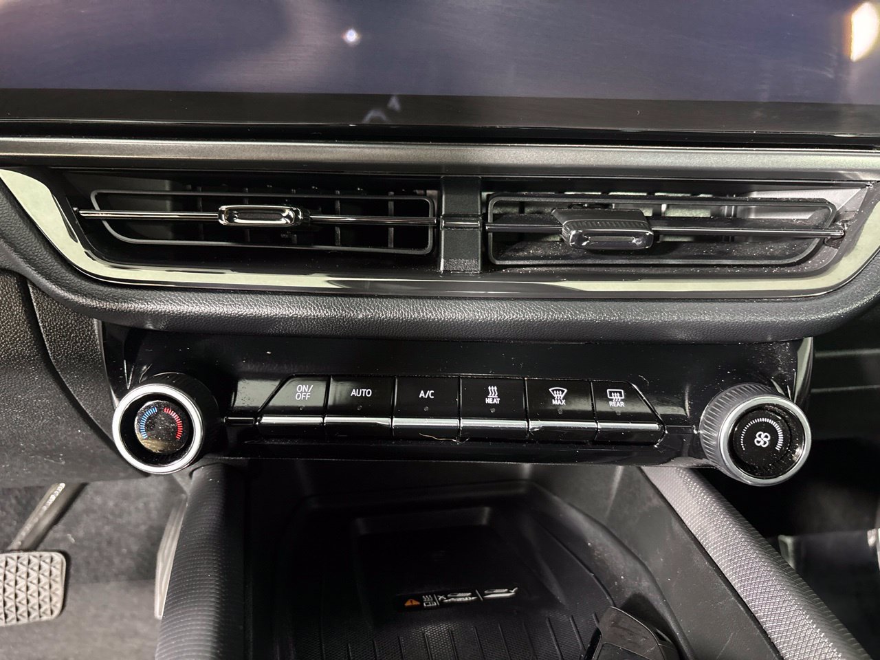 Used 2025 Chevrolet Equinox EV RS FWD image 16
