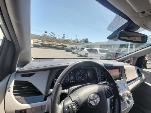 Used 2019 Toyota Sienna XLE FWD image 10