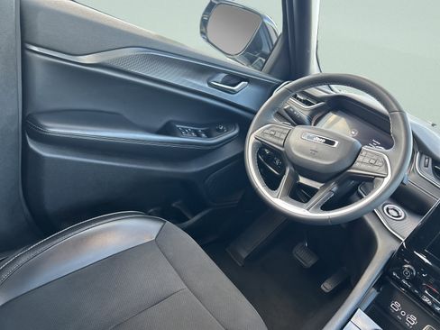 Used 2024 Jeep Grand Cherokee L Laredo image 30