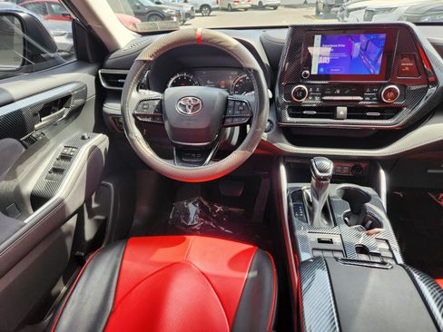 Used 2023 Toyota Highlander LE AWD/4WD image 13
