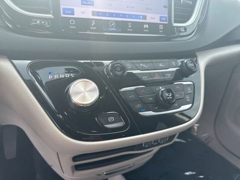 Used 2023 Chrysler Pacifica Touring-L FWD image 26