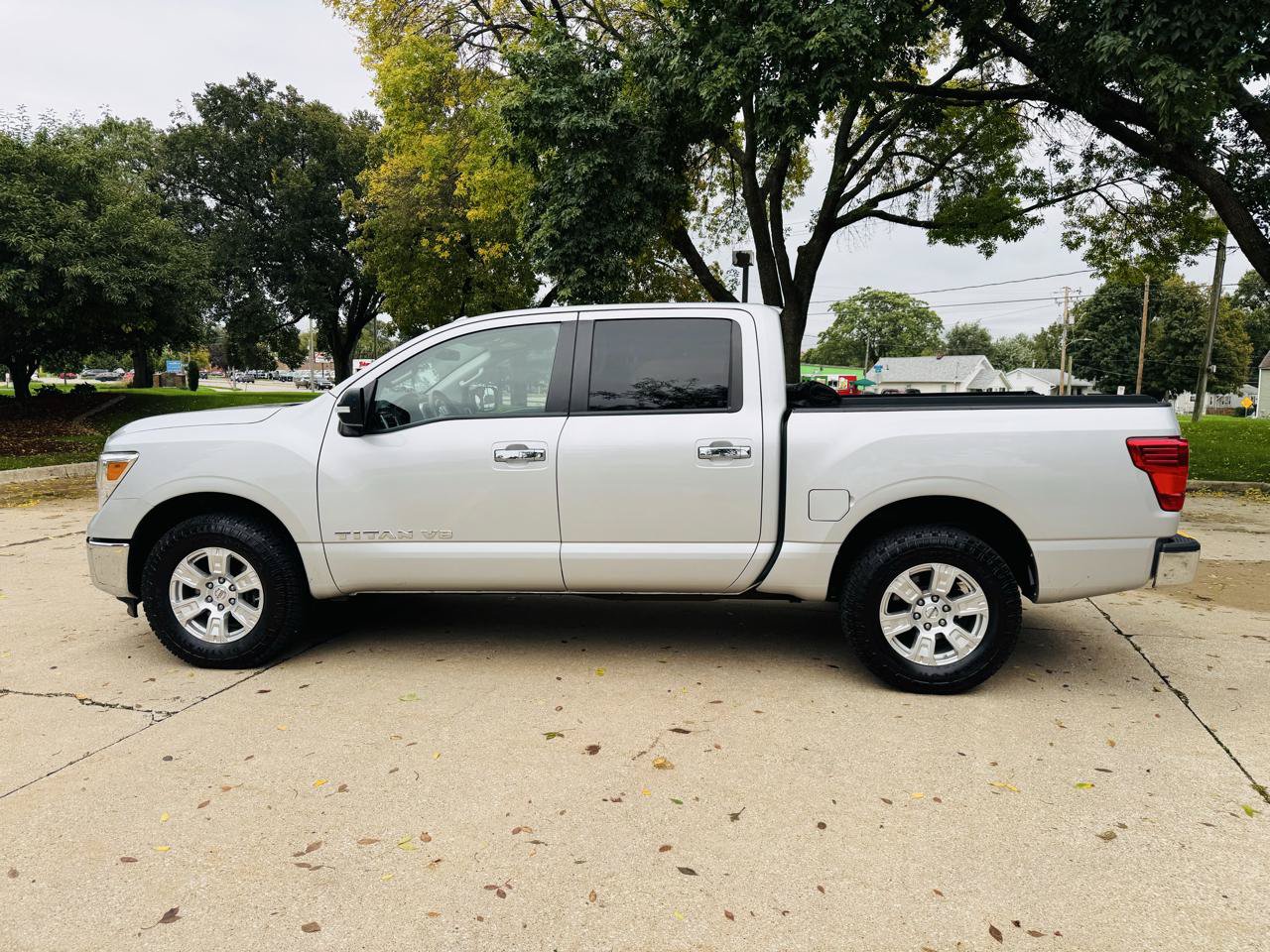 Used 2018 Nissan Titan SV AWD/4WD image 6