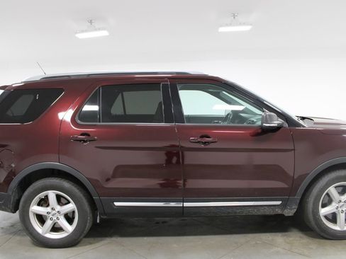 Used 2019 Ford Explorer XLT w/ Equipment Group 202A image 11