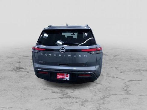 Used 2025 Nissan Pathfinder SV image 9