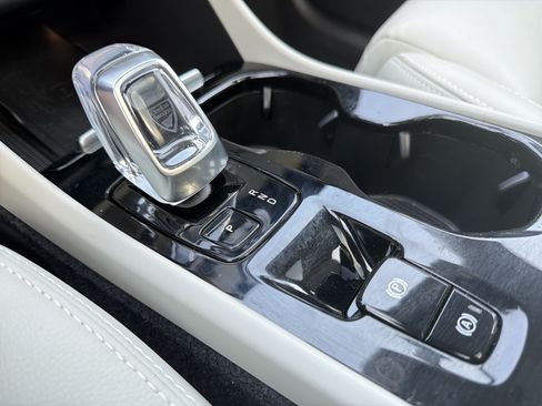 Certified 2023 Volvo XC40 B5 Plus AWD/4WD image 26