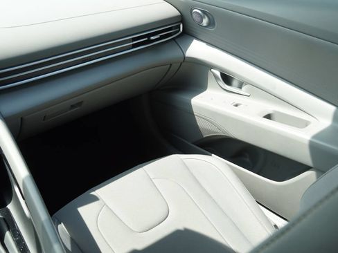 Used 2025 Hyundai Elantra Hybrid FWD image 15