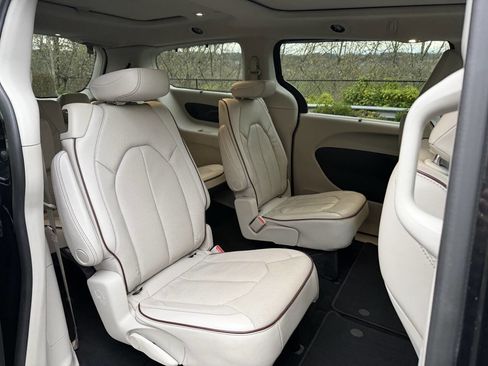 Used 2019 Chrysler Pacifica Limited image 31