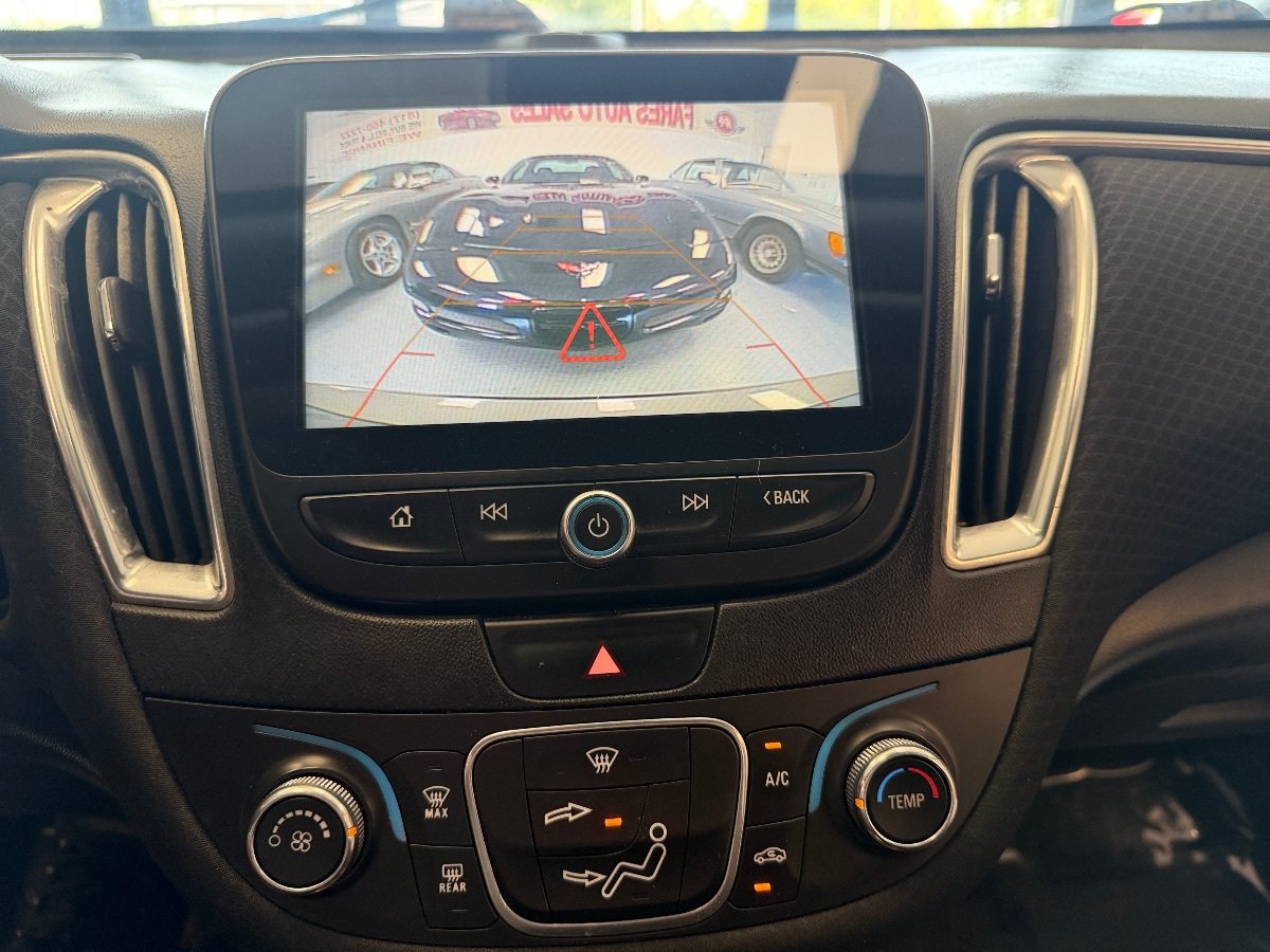 Used 2018 Chevrolet Malibu LT w/ Driver Confidence Package FWD image 16