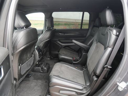 Used 2025 Jeep Grand Cherokee L Altitude image 9