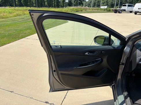 Used 2018 Chevrolet Cruze LT w/ Convenience Package FWD image 10