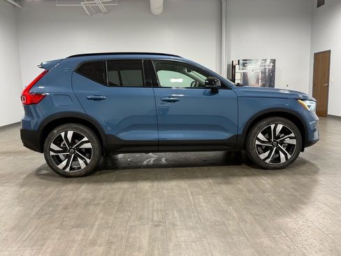 Used 2023 Volvo XC40 B5 Plus w/ Protection Package Premier image 3