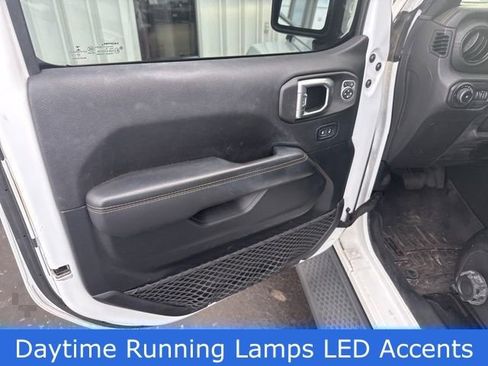 Used 2020 Jeep Wrangler Unlimited Sahara image 38