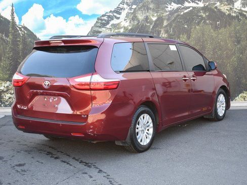 Used 2017 Toyota Sienna XLE Premium FWD image 3