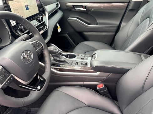 New 2026 Toyota Highlander Platinum image 12