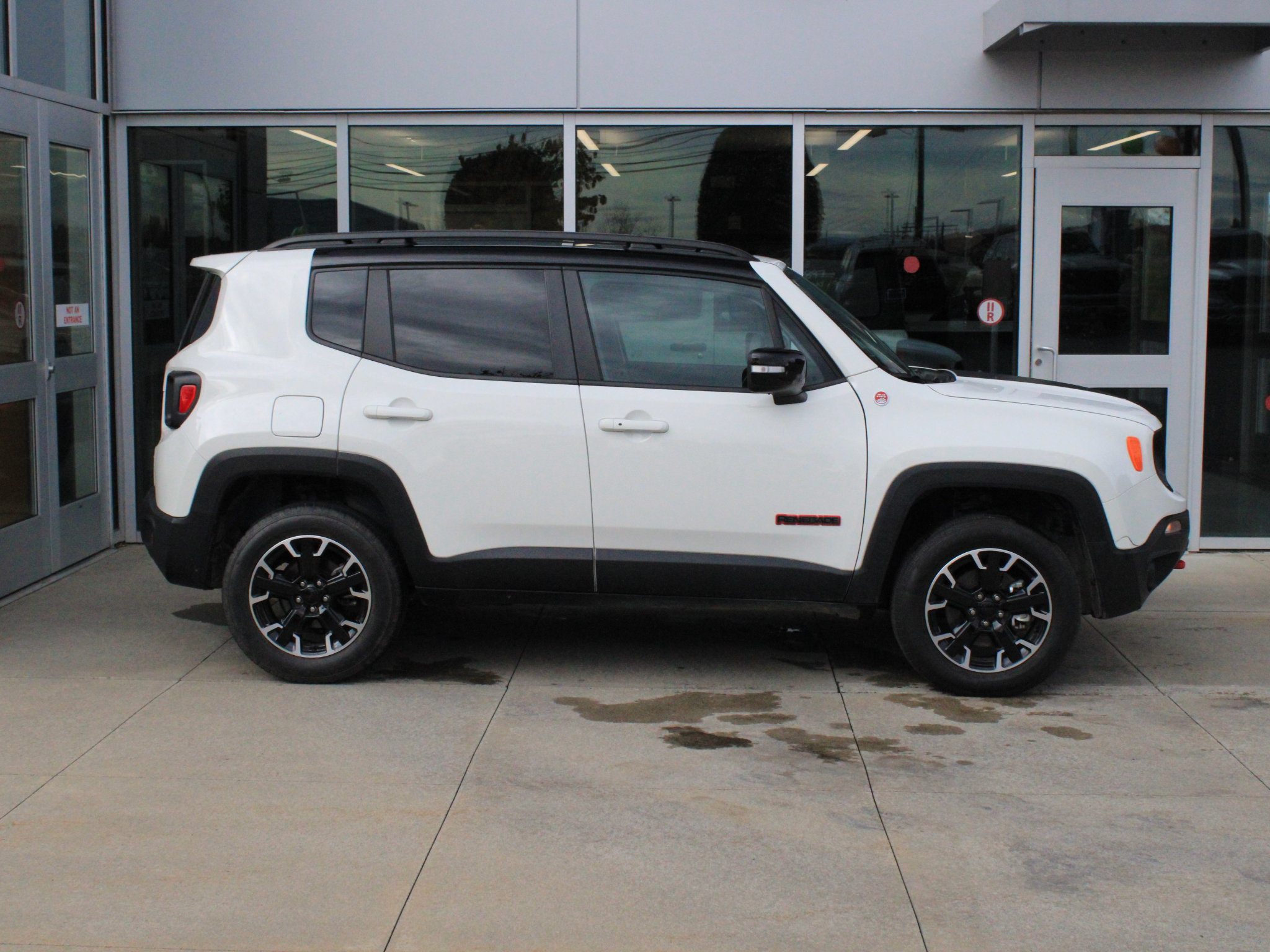 Used 2023 Jeep Renegade Trailhawk AWD/4WD image 4