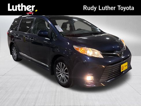 Certified 2020 Toyota Sienna XLE FWD image 1