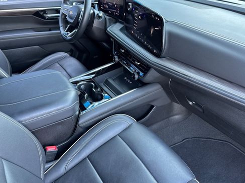 Used 2025 Chevrolet Suburban Premier image 19