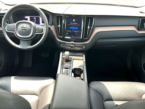 Used 2022 Volvo XC60 B5 Momentum AWD/4WD image 21