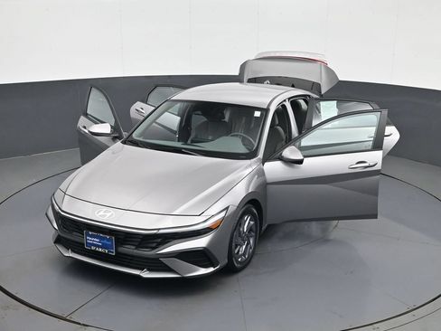 Certified 2024 Hyundai Elantra SEL FWD image 31