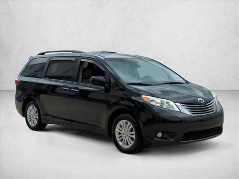 Used 2015 Toyota Sienna XLE FWD image 3