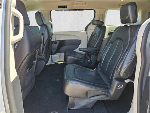 Used 2023 Chrysler Pacifica Touring-L FWD image 24