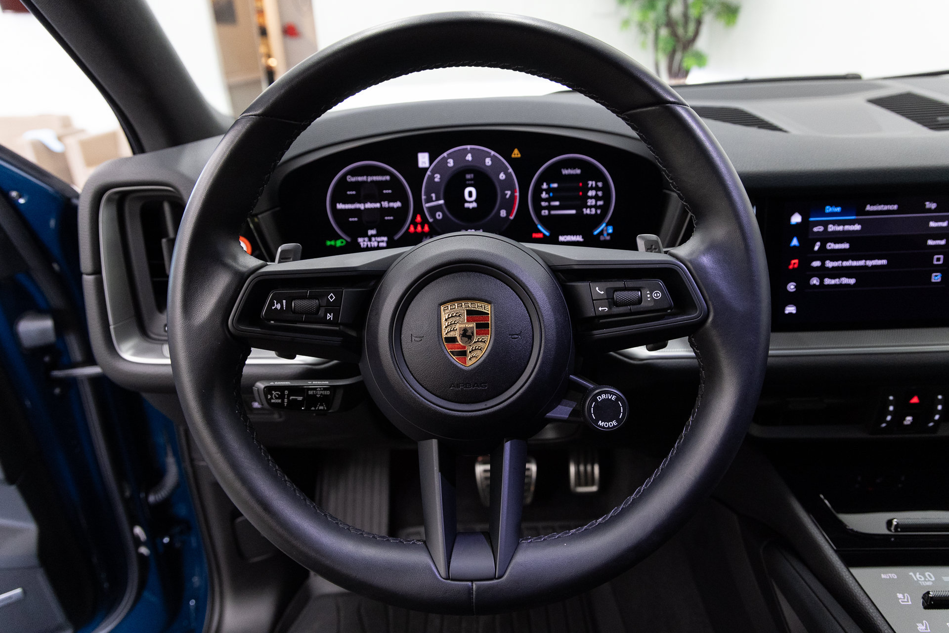 Used 2024 Porsche Cayenne S AWD/4WD image 16