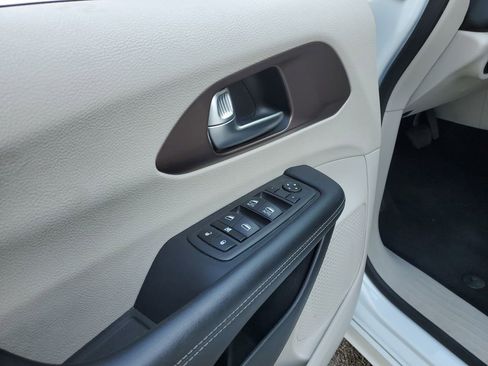 Used 2023 Chrysler Voyager LX FWD image 14