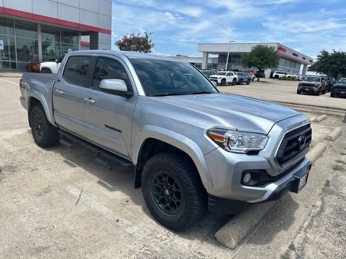 Used 2022 Toyota Tacoma SR5 RWD image 2
