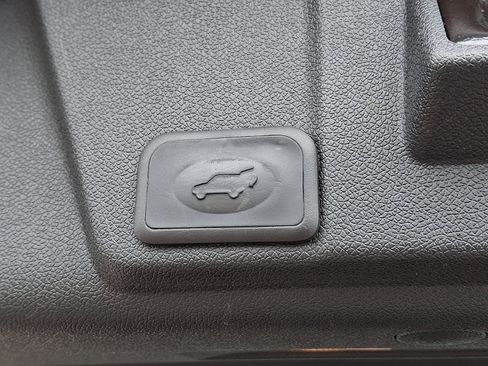 Used 2017 Chevrolet Traverse Premier image 32