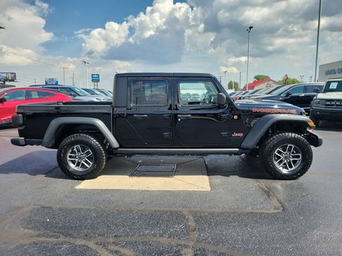 Used 2025 Jeep Gladiator Mojave w/ Convenience Group AWD/4WD image 3