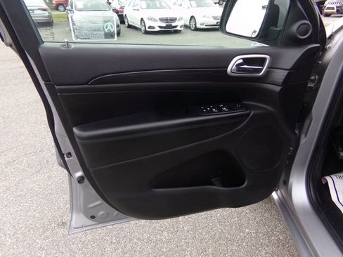 Used 2019 Jeep Grand Cherokee Altitude image 27