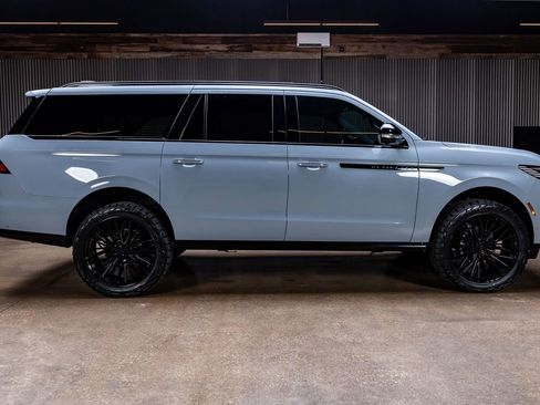 Used 2025 Lincoln Navigator L Reserve w/ Jet Appearance Package image 11