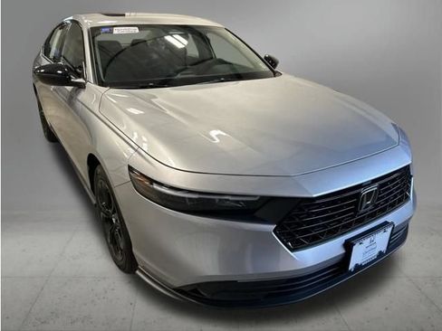 Certified 2025 Honda Accord SE image 9
