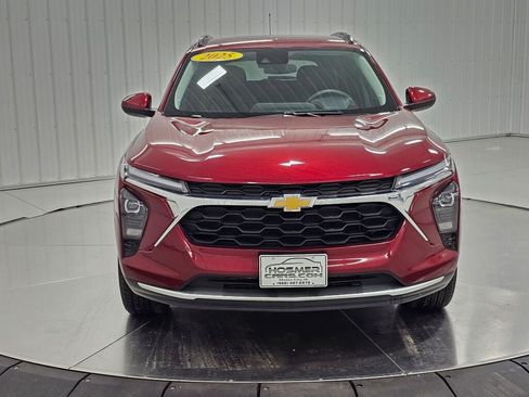 Used 2025 Chevrolet Trax LT FWD image 8