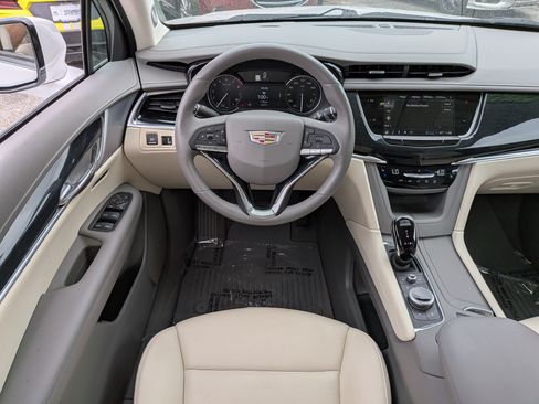 Used 2024 Cadillac XT6 Premium Luxury FWD image 17