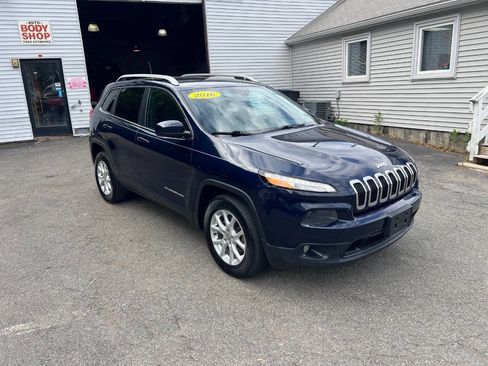 Used 2016 Jeep Cherokee Latitude w/ Cold Weather Group AWD/4WD image 3