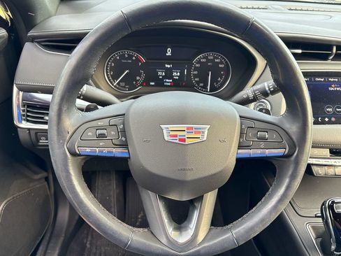Used 2023 Cadillac XT4 Luxury w/ Cold Weather Package FWD image 10