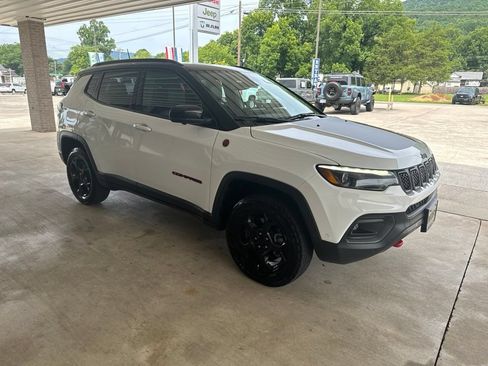 Used 2023 Jeep Compass Trailhawk w/ Trailhawk Elite Group AWD/4WD image 3
