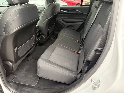 Used 2025 Jeep Grand Cherokee Laredo X w/ Luxury Tech Group I AWD/4WD image 14