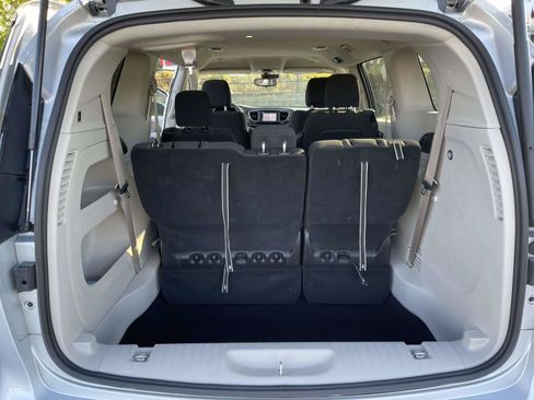 Used 2024 Chrysler Voyager LX FWD image 9