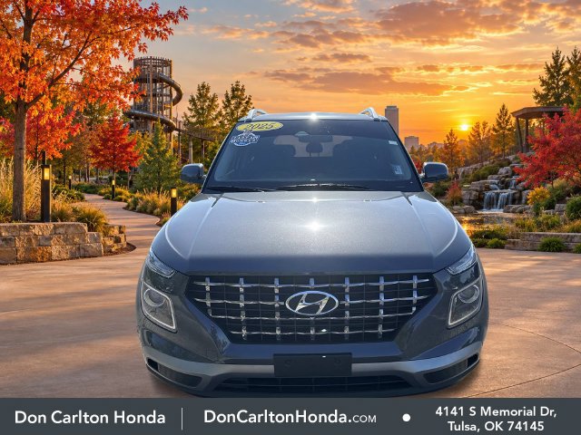 Used 2025 Hyundai Venue SEL FWD image 2