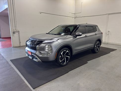 Used 2022 Mitsubishi Outlander SE AWD/4WD image 3